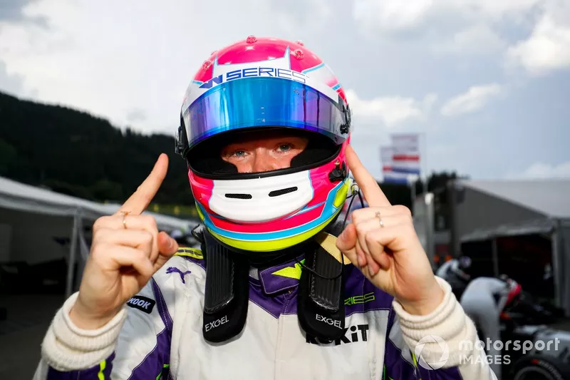 Ganadora de la pole Alice Powell celebra en Parc Ferme