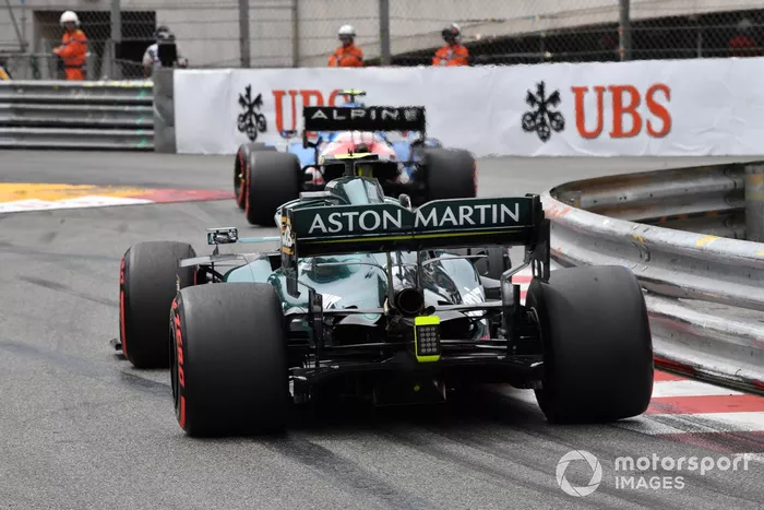 Esteban Ocon, Alpine A521, Sebastian Vettel, Aston Martin AMR21