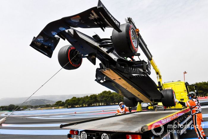 El coche dañado de Yuki Tsunoda, AlphaTauri AT02, es retirado