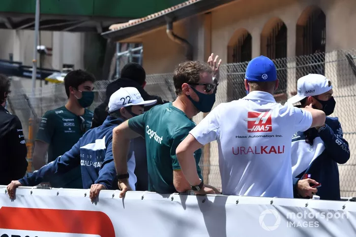 Yuki Tsunoda, AlphaTauri, Sebastian Vettel, Aston Martin, y Mick Schumacher, Haas F1