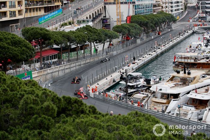 Carlos Sainz Jr., Ferrari SF21, Sergio Pérez, Red Bull Racing RB16B, Yuki Tsunoda, AlphaTauri AT02