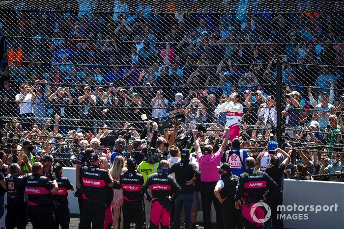 Ganador Helio Castroneves, Meyer Shank Racing Honda celebra