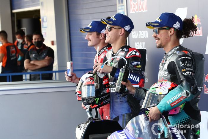 Top 3 tras la clasificación: Jack Miller, Ducati, ganador de la pole Fabio Quartararo, Yamaha Factory Racing, Franco Morbidelli, Petronas Yamaha SRT