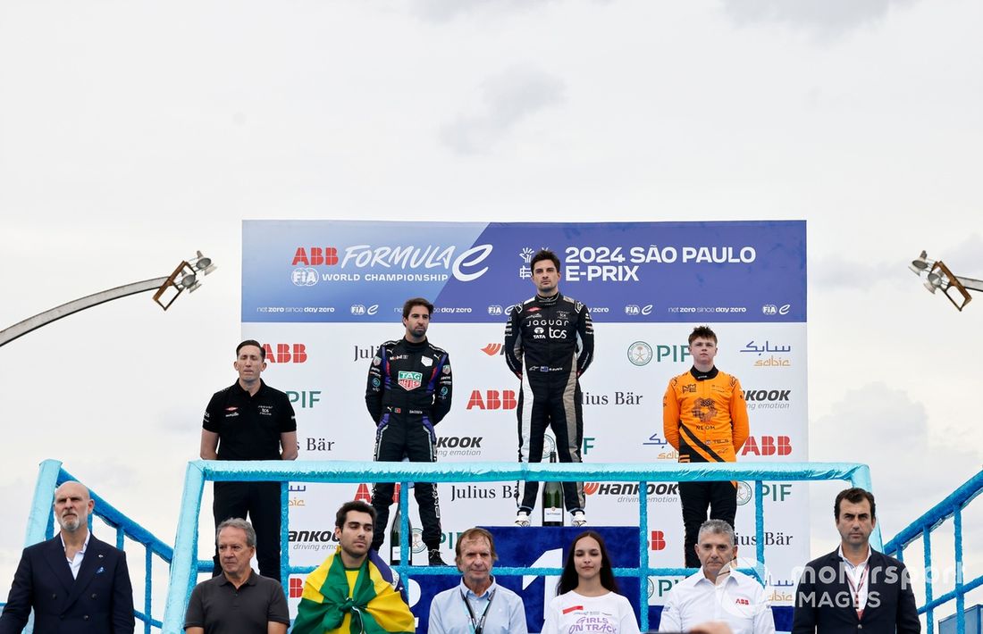 Ganador de la carrera Mitch Evans , Jaguar TCS Racing, Segundo clasificado Antonio Felix da Costa , TAG Heuer Porsche Formula E Team, Tercer clasificado Taylor Barnard , NEOM McLaren Formula E Team, James Barclay, Team Direc