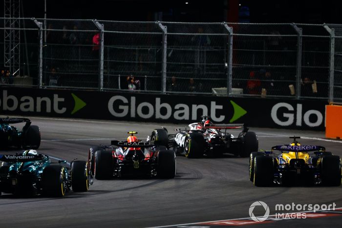 Kevin Magnussen, Haas VF-24, Sergio Pérez, Red Bull Racing RB20, Alex Albon, Williams FW46