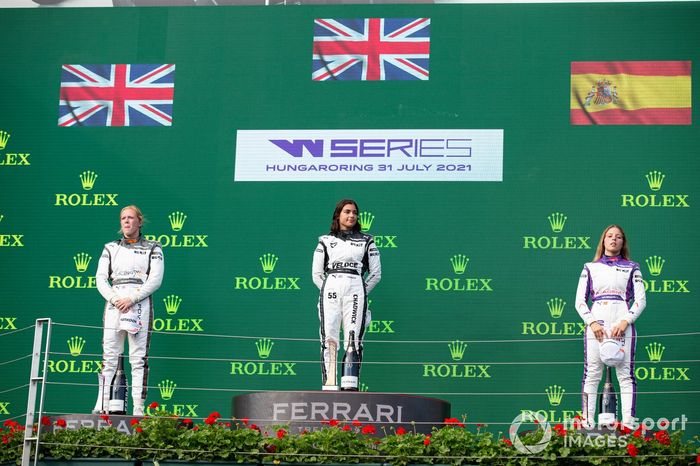 Podio: segundo lugar Alice Powell, ganadora Jamie Chadwick y tercer lugar Nerea Marti