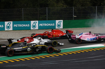 Sebastian Vettel, Ferrari SF71H fait un burnout après son contact avec Lewis Hamilton, Mercedes AMG F1 W09 pendant que Sergio Perez, Racing Point Force India VJM11,Charles Leclerc, Alfa Romeo Sauber C37 et Nico Hulkenberg, Renault Sport F1 Team R.S. 18 passent