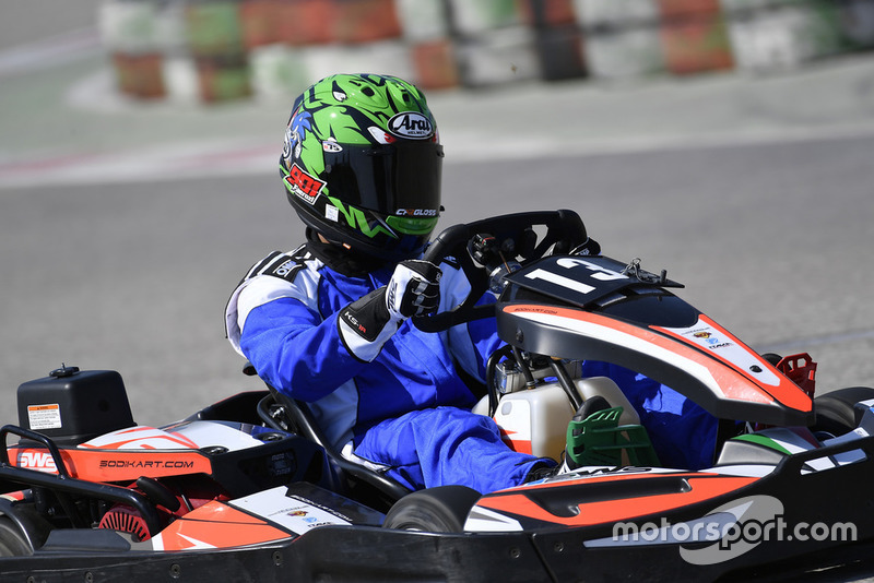 Faeroz mengemudi go-kart