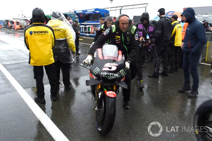 Motos sacadas de la parrilla durante el Gran Premio de Gran Bretaña