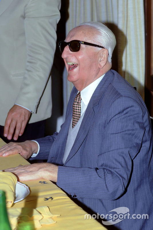 Maranello 1986, Enzo Ferrari durante una riunione con i giornalisti