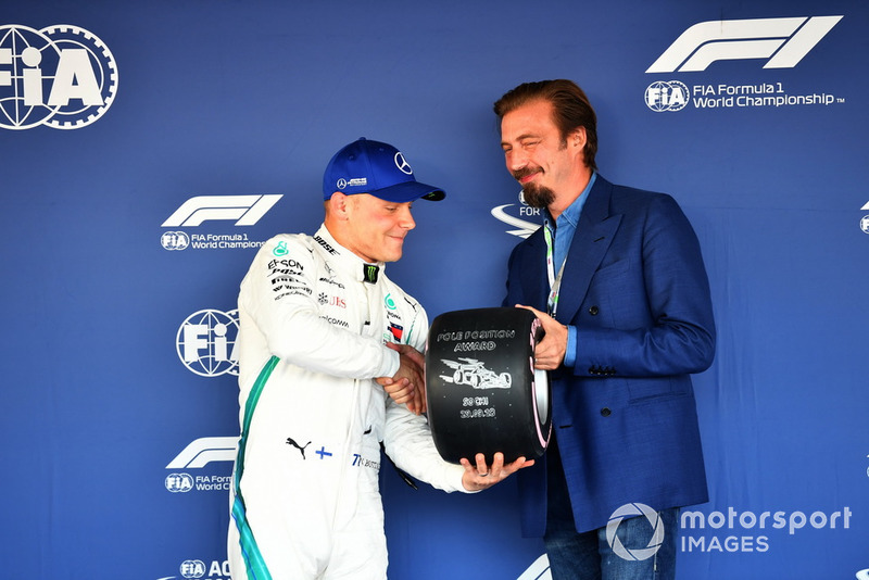 Valtteri Bottas, Mercedes AMG F1 receives the Pirelli Pole Position Award