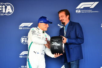 Valtteri Bottas, Mercedes AMG F1, riceve il Pirelli Pole Position Award