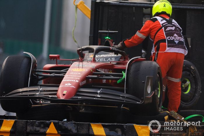 Oficiales de pista retiran el coche de Charles Leclerc, Ferrari F1-75, del circuito tras un accidente en la FP2