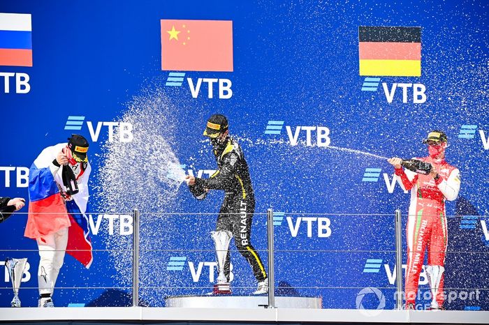 Podio: segundo lugar Nikita Mazepin, Hitech Grand Prix, ganador Guanyu Zhou, UNI-Virtuosi y tercer lugar Mick Schumacher, Prema Racing