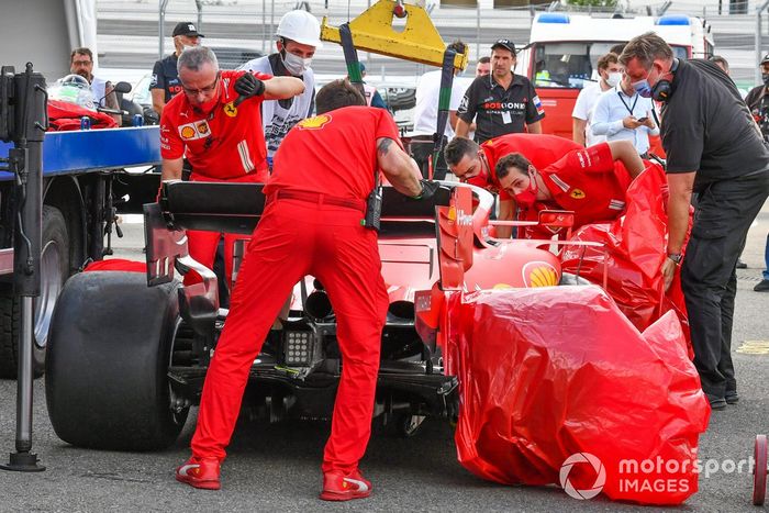 Los mecánicos de Ferrari descargan el monoplaza dañado de Sebastian Vettel, Ferrari SF1000