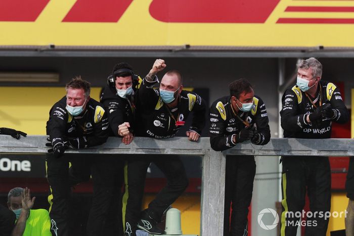 El equipo Renault anima desde el pit wall mientras Daniel Ricciardo, Renault F1, toma el tercer lugar