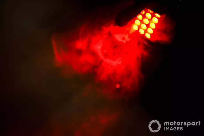 La lluvia y una luz en un monoplaza de F1