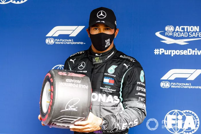 Ganador de la pole Lewis Hamilton, Mercedes-AMG F1 en Parc Ferme con el Premio Pirelli Pole Position