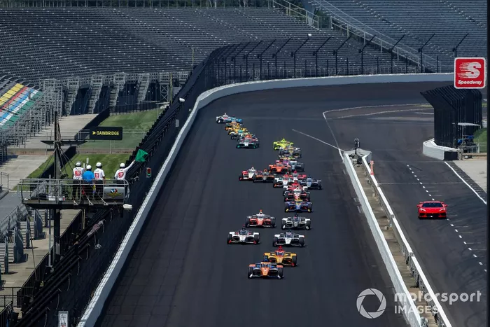 Scott Dixon, Chip Ganassi Racing Honda lidera en el reinicio