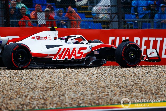 Mick Schumacher, Haas VF-22, en la grava