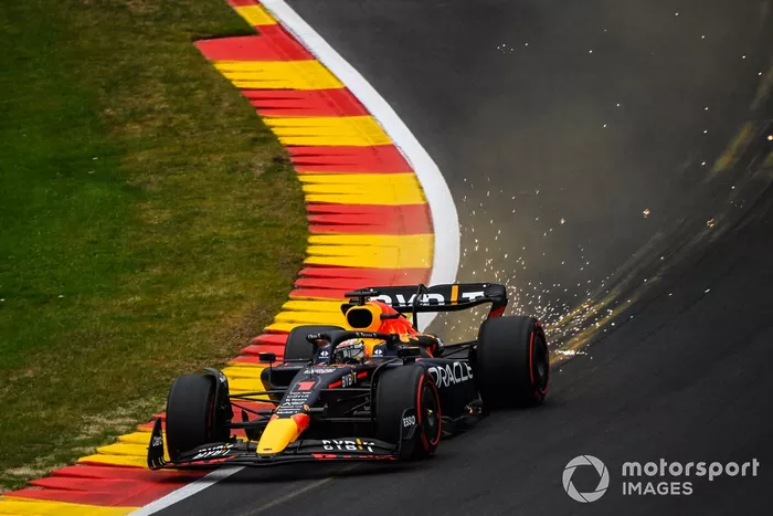 Max Verstappen, Red Bull Racing RB18, saca chispas
