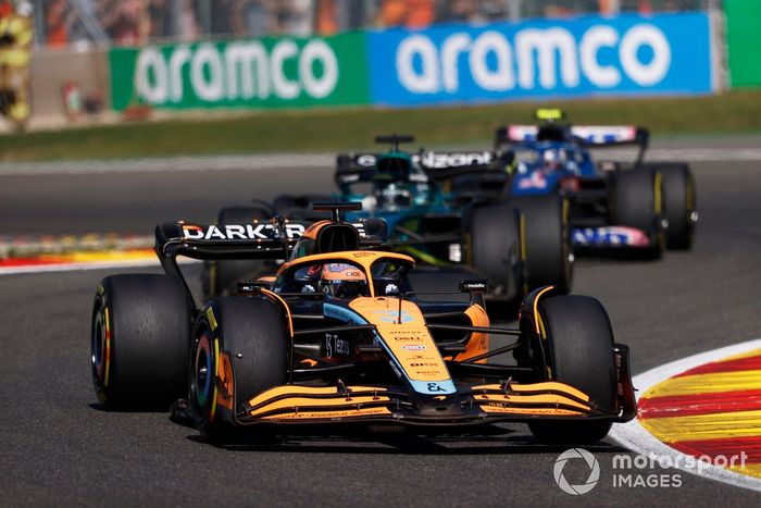 Daniel Ricciardo, McLaren MCL36, Lance Stroll, Aston Martin AMR22, Esteban Ocon, Alpine A522