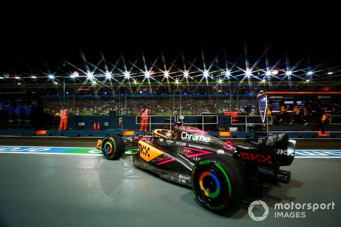 Daniel Ricciardo, McLaren MCL36, sale del garaje