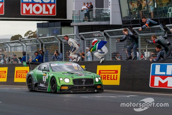Winners #7 Bentley Team M-Sport Bentley Continental GT3: Jules Gounon, Maxime Soulet, Jordan Pepper