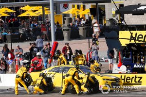William Byron, Hendrick Motorsports, Chevrolet Camaro Hertz pit stop