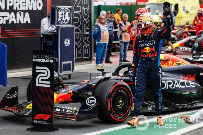 Max Verstappen, Red Bull Racing, saluda a los aficionados desde el Parc Ferme tras la clasificación