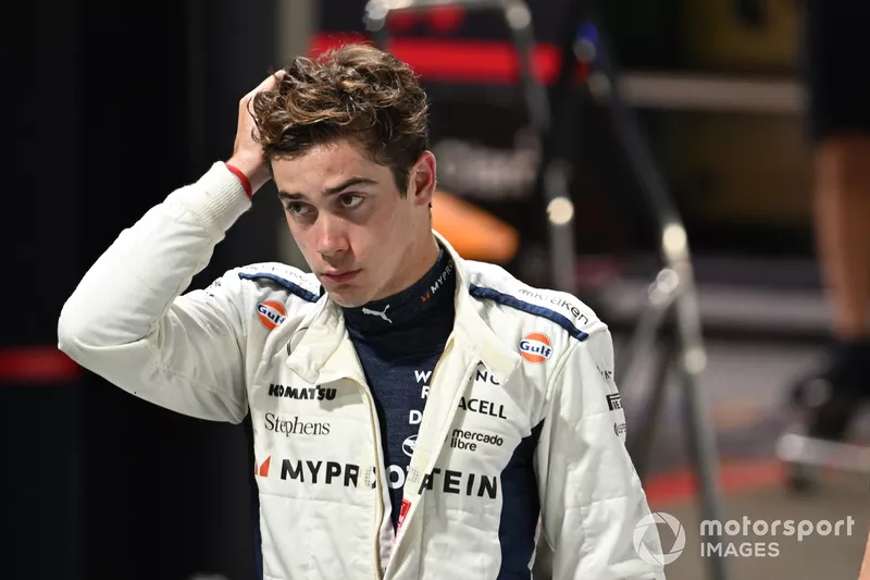 Franco Colapinto, Williams Racing, descend la voie des stands