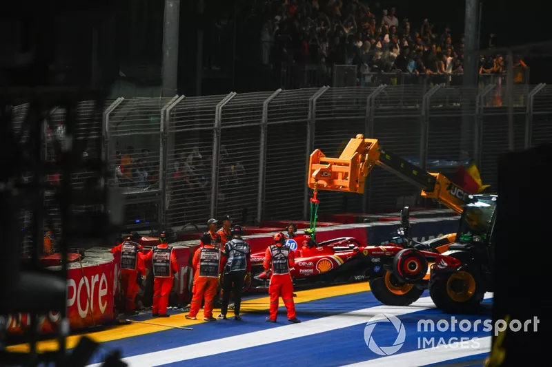 Les commissaires retirent du circuit la voiture endommagée de Carlos Sainz, Ferrari SF-24.