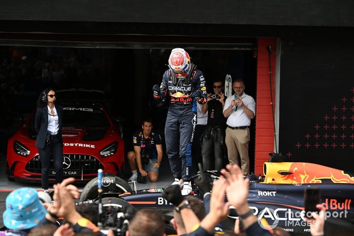 Max Verstappen, Red Bull Racing, 1ª posición, celebra su llegada al Parc Ferme