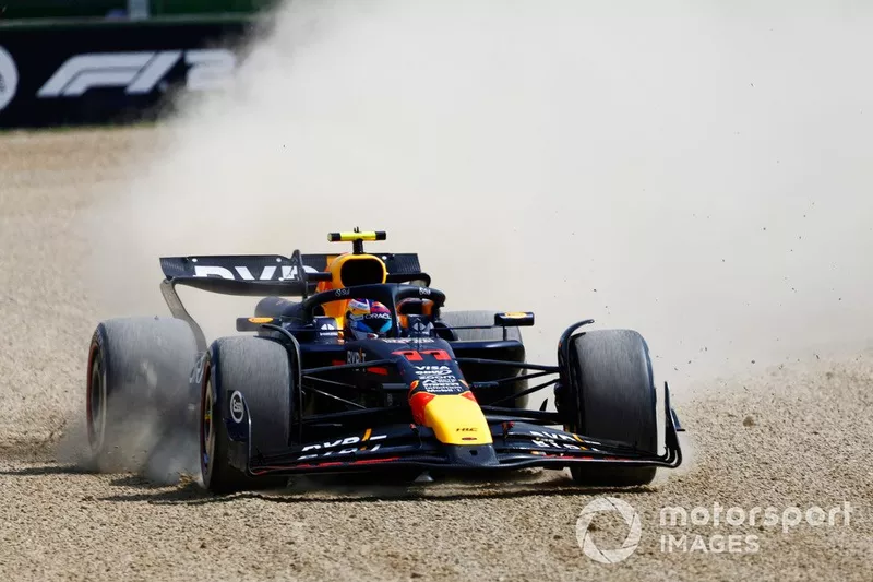 Sergio Perez, Red Bull Racing RB20, sort de la piste et roule dans les graviers.