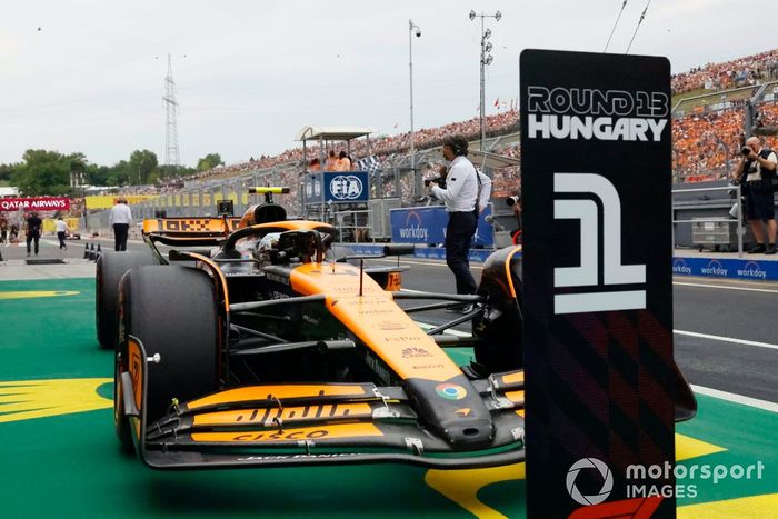 El hombre de la pole Lando Norris, McLaren MCL38, llega a Parc Ferme