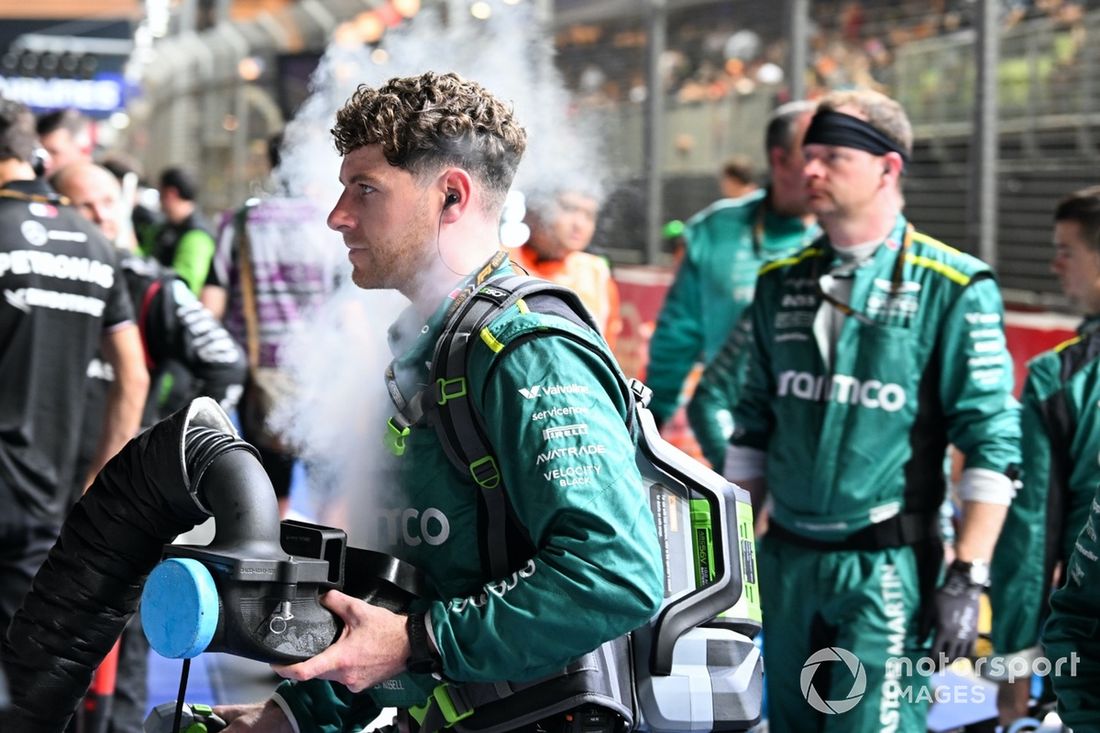 Un mecánico de Aston Martin mantiene la calma en la parrilla