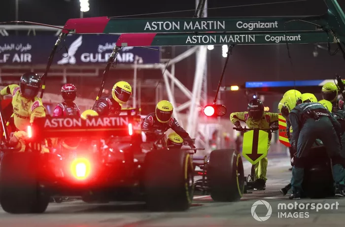 Sebastian Vettel, Aston Martin AMR21, en pits
