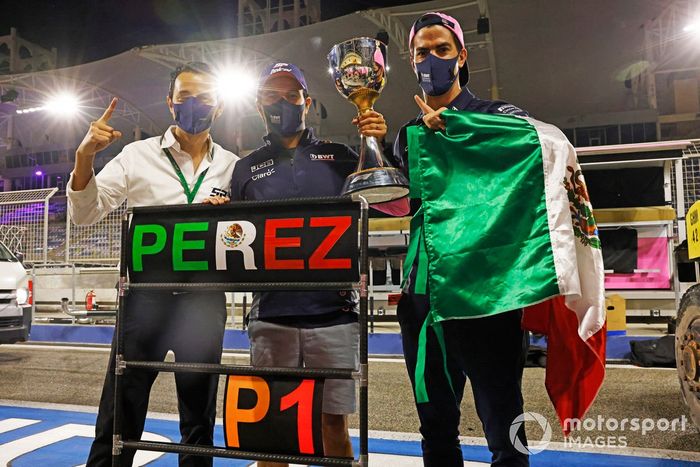 Ganador Sergio Pérez, Racing Point celebra con el equipo