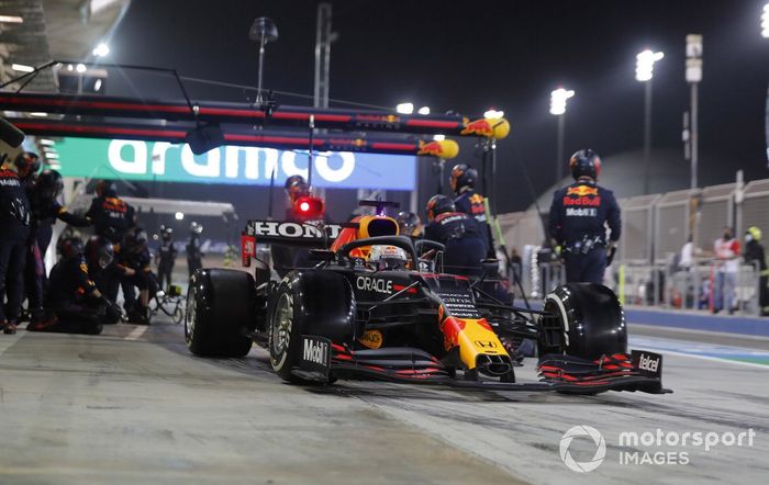 Max Verstappen, Red Bull Racing RB16B, dopo il pitstop