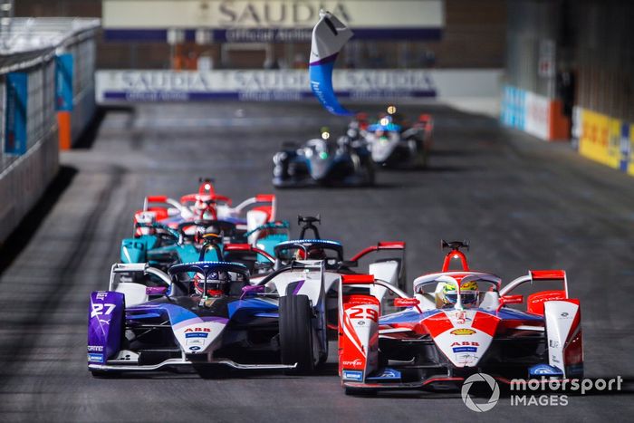 Piezas del coche de Jake Dennis, BMW I Andretti Motorsport, BMW iFE.21, vuelan ante el paso de Alexander Sims, Mahindra Racing, M7Electro 