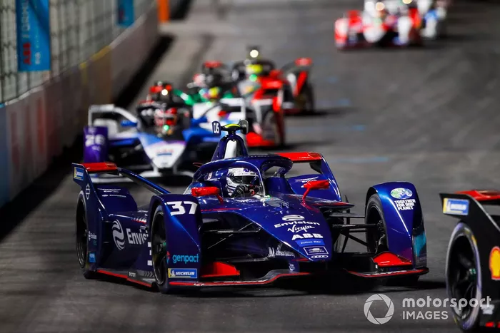 Nick Cassidy, Envision Virgin Racing, Audi e-tron FE07, por delante de Maximilian Guenther, BMW I Andretti Motorsports, BMW iFE.21