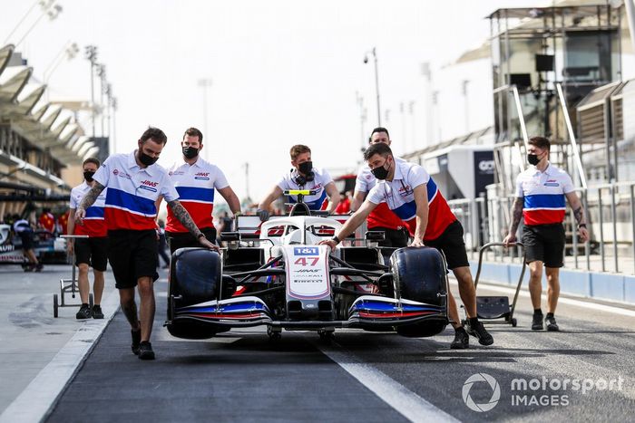 Mecánicos con el coche de Mick Schumacher, Haas VF-21 