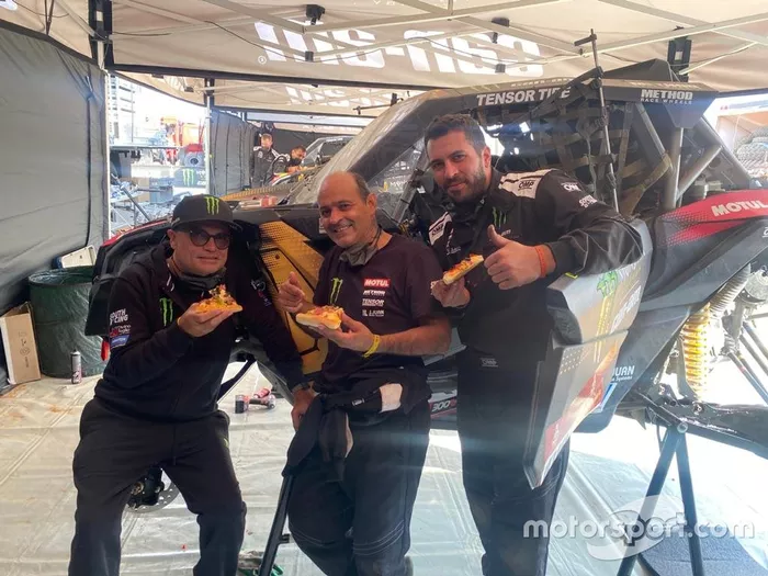 Varela, Ednei e Daniel almoçam pizza no Dakar: nem sempre dá para se alimentar
