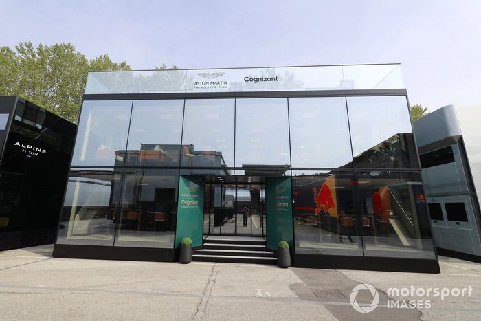 El motorhome de Aston Martin en el paddock