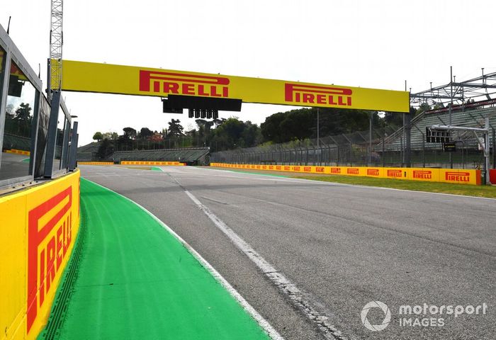 Carteles de Pirelli en Imola