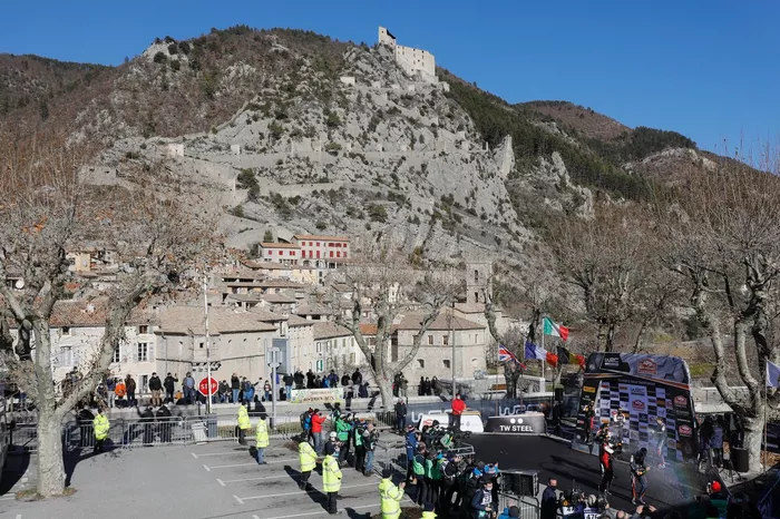 Podio: ganadores: Sébastien Ogier, Julien Ingrassia, Toyota Gazoo Racing WRT Toyota Yaris WRC, segundo lugar Elfyn Evans, Scott Martin, Toyota Gazoo Racing WRT Toyota Yaris WRC, tercer lugar Thierry Neuville, Martijn Wydaeghe, Hyundai Motorsport Hyundai i20 Coupe WRC