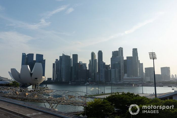 Vista general del horizonte de Sinapore desde la pista