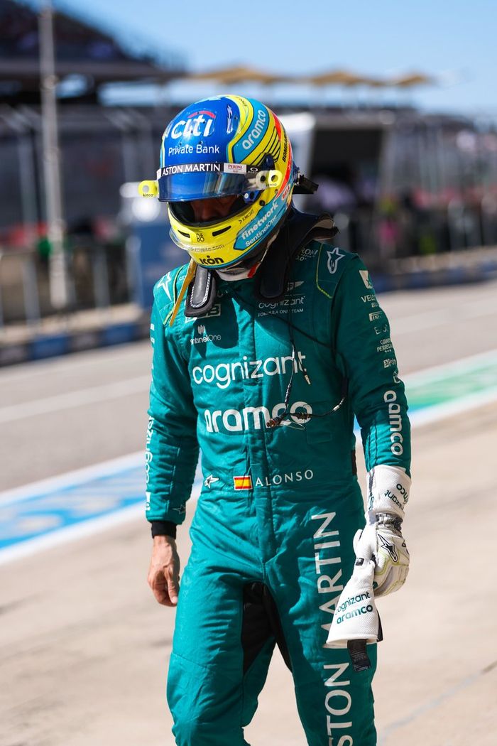 Fernando Alonso, Aston Martin F1 Team, en boxes tras la FP1