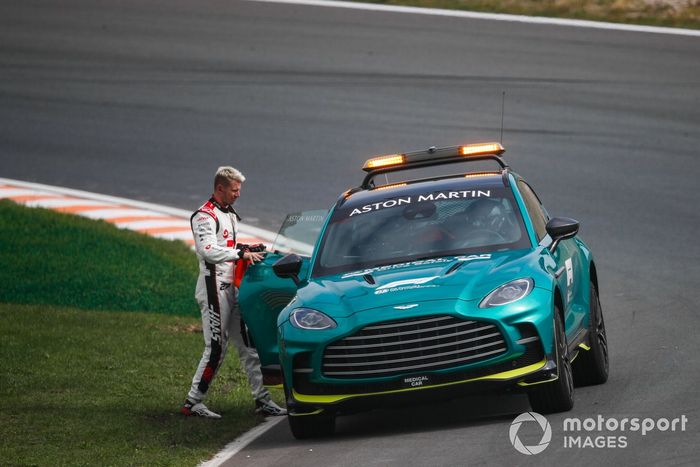 Nico Hulkenberg sube al coche médico