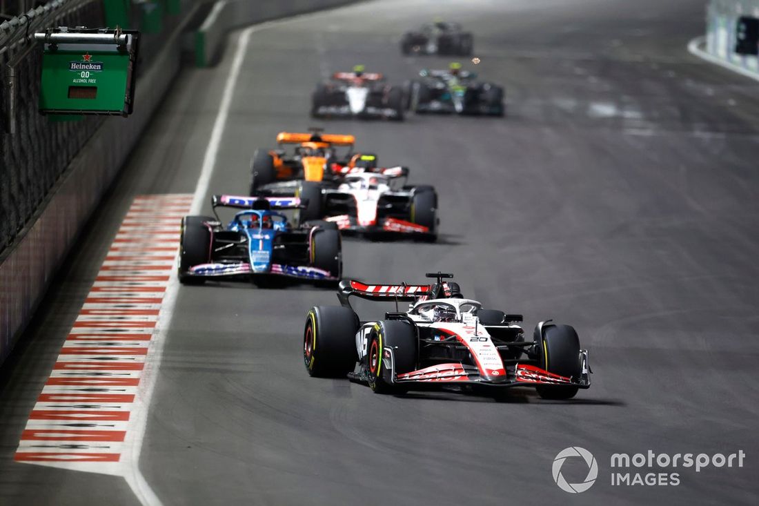 Kevin Magnussen, Haas VF-23, Esteban Ocon, Alpine A523, Nico Hulkenberg, Haas VF-23